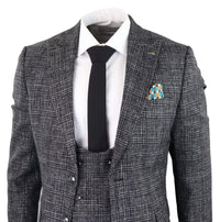 Traje de tres piezas para hombre en gris carbón a cuadros.