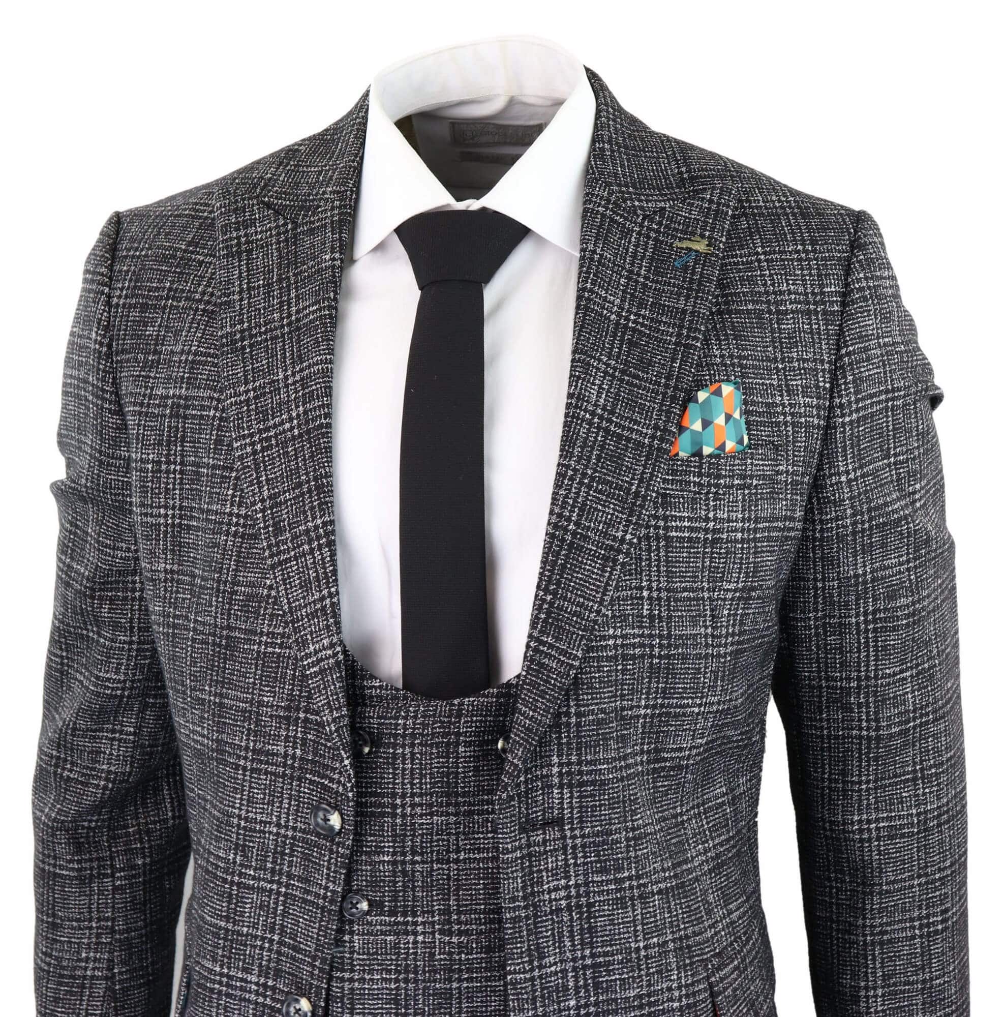Traje de tres piezas para hombre en gris carbón a cuadros.