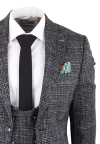 Traje de tres piezas para hombre en gris carbón a cuadros.