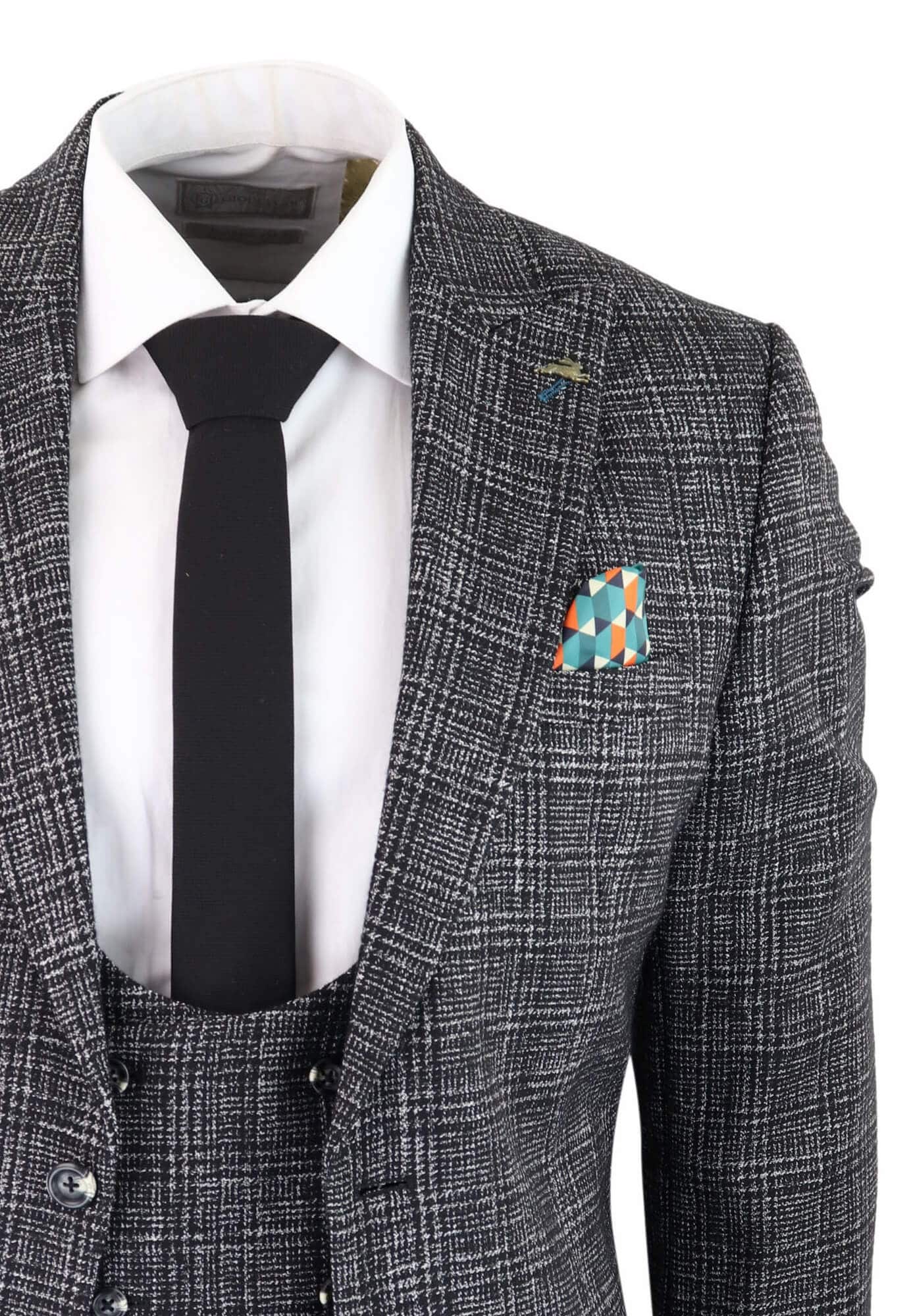 Traje de tres piezas para hombre en gris carbón a cuadros.