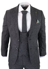 Traje de tres piezas para hombre en color gris carbón.