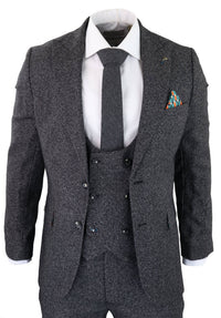 Traje de tres piezas para hombre en color gris carbón.