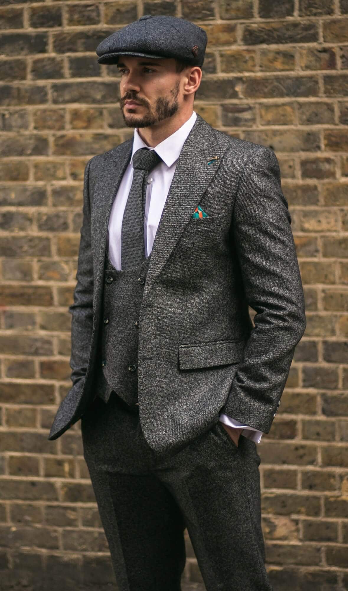 Traje de tres piezas para hombre en color gris carbón.