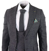 Traje de tres piezas para hombre en color gris carbón.