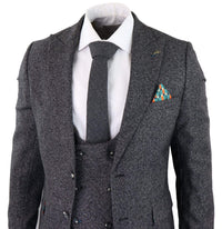 Traje de tres piezas para hombre en color gris carbón.