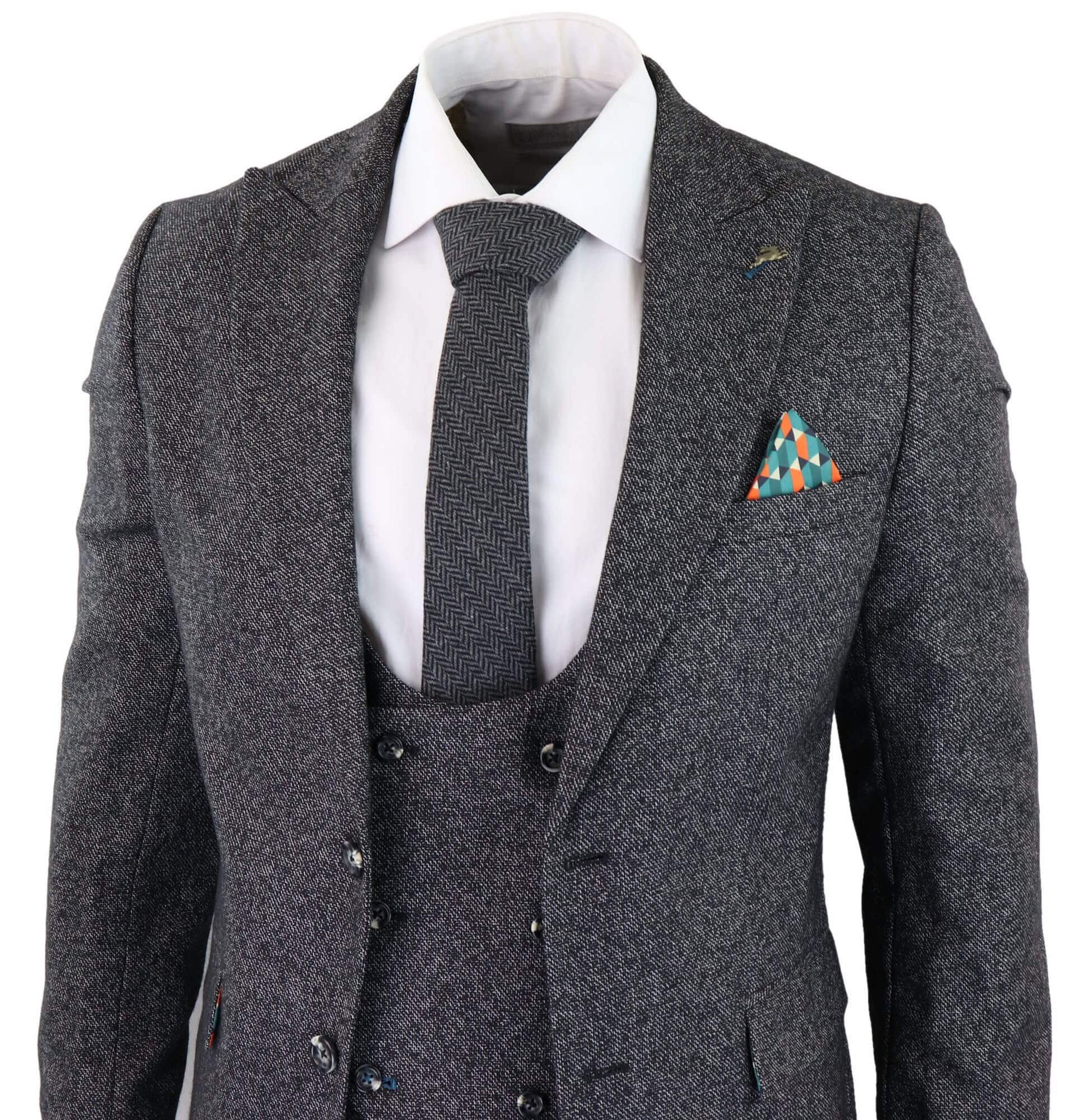 Traje de tres piezas para hombre en color gris carbón.