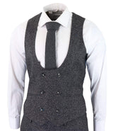 Traje de tres piezas para hombre en color gris carbón.