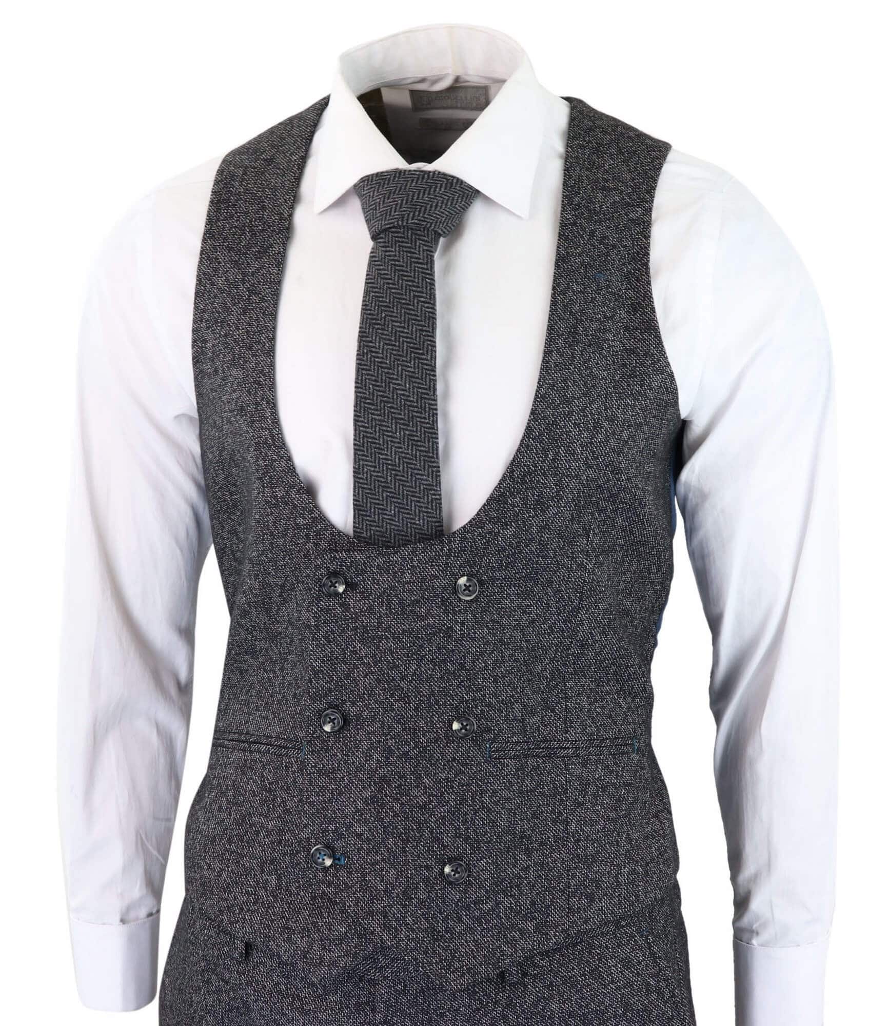 Traje de tres piezas para hombre en color gris carbón.