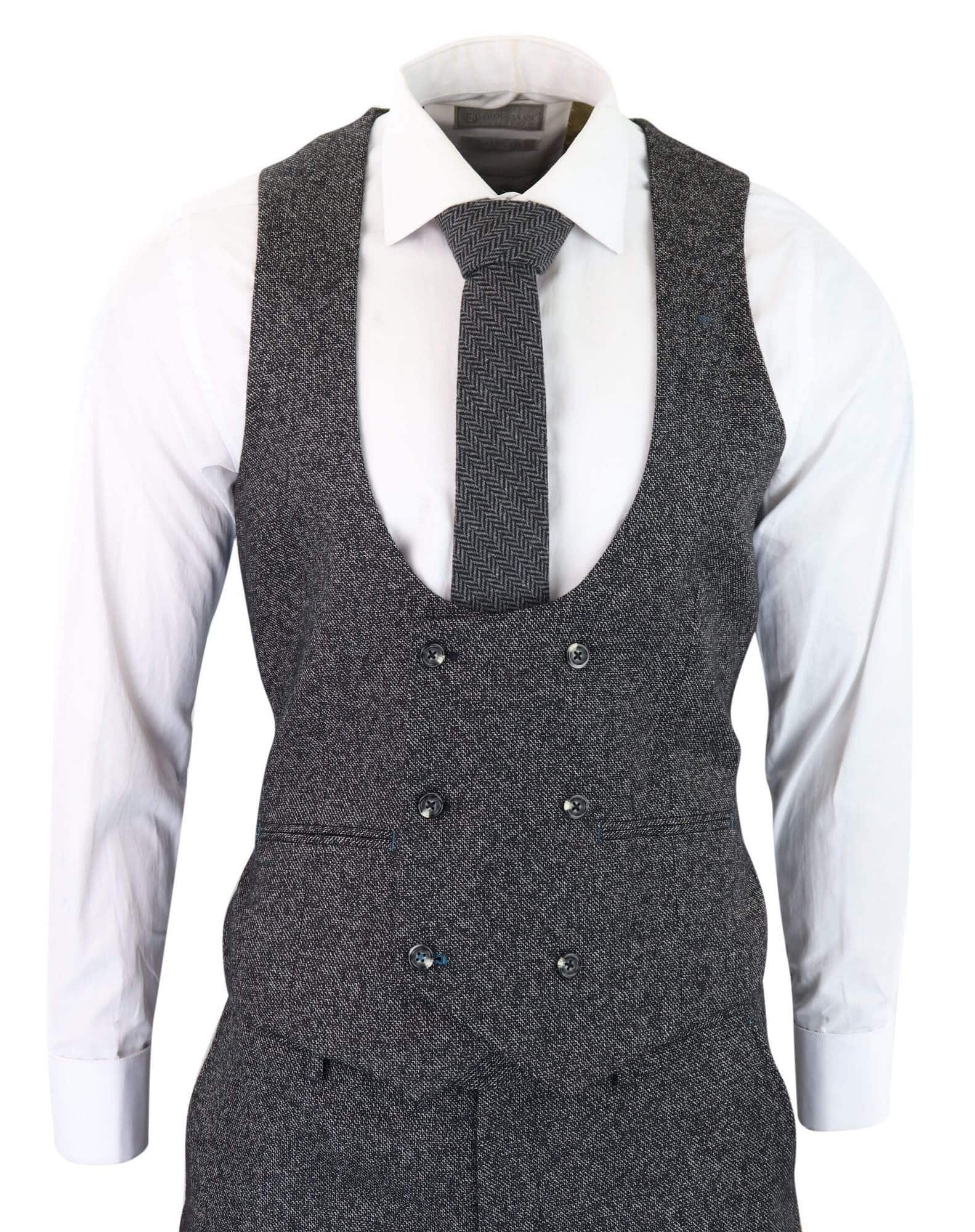 Traje de tres piezas para hombre en color gris carbón.