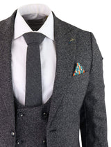 Traje de tres piezas para hombre en color gris carbón.