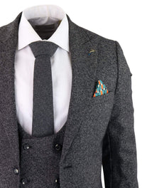 Traje de tres piezas para hombre en color gris carbón.