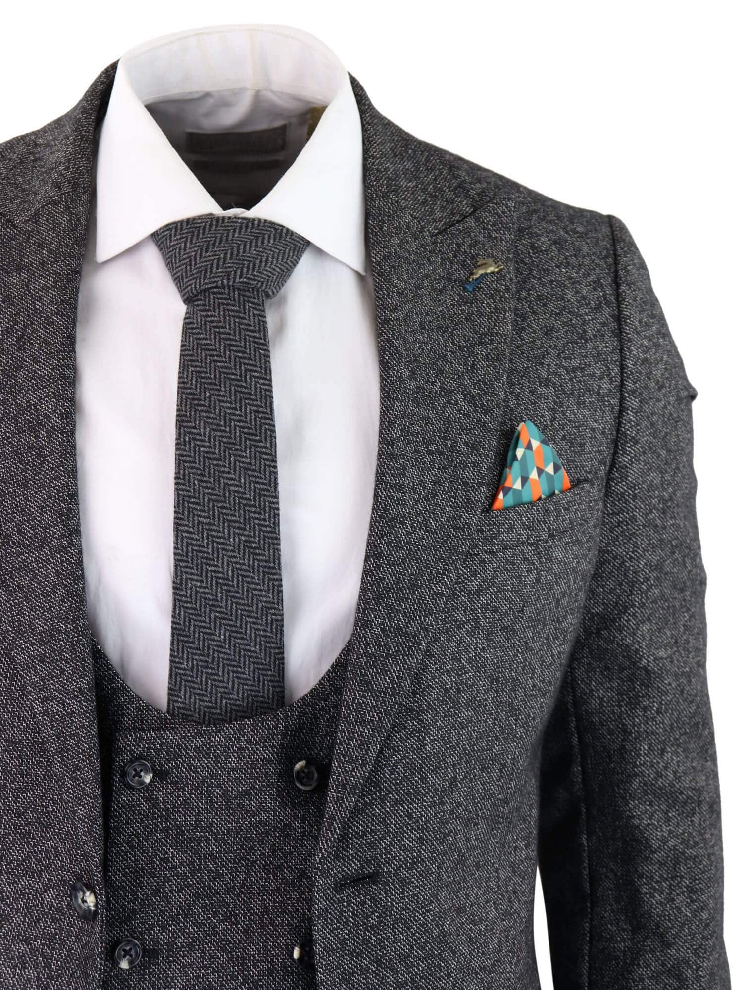 Traje de tres piezas para hombre en color gris carbón.