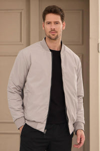 Chaqueta bomber acolchada ligera reversible 2 en 1 para hombre, color gris y beige.