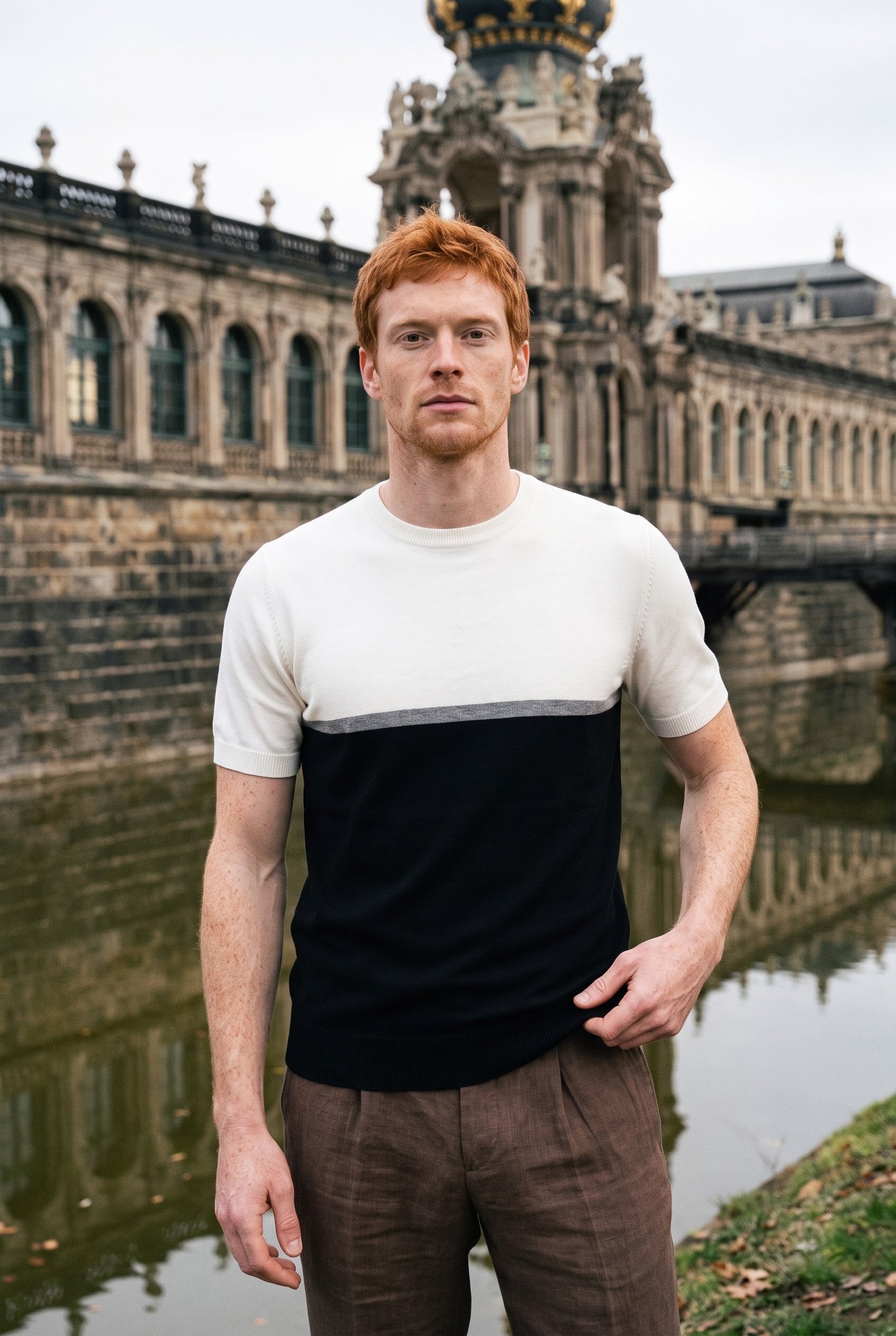Look #879 styled with Camiseta de punto con bloques de color blanco y negro para hombre