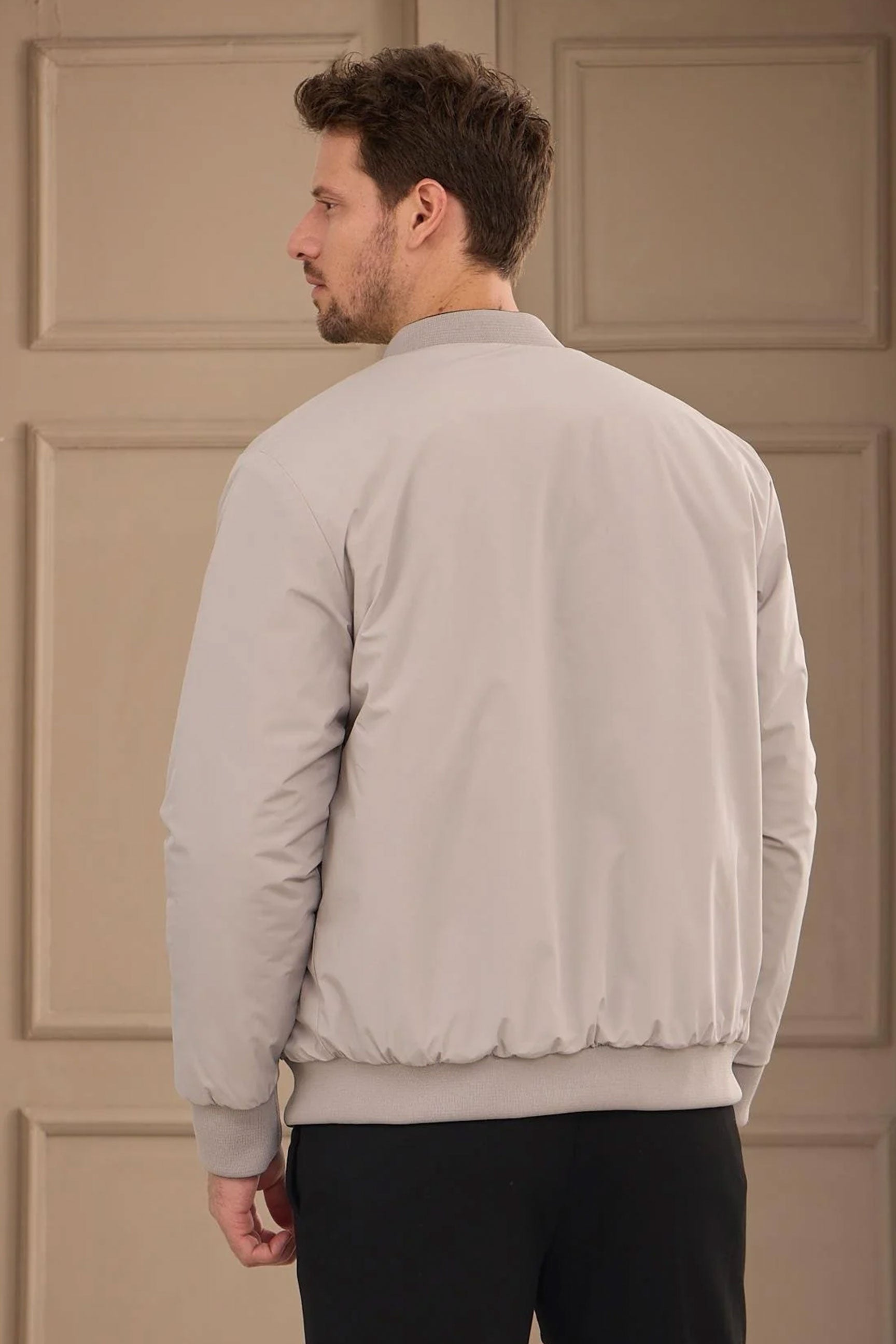 Chaqueta bomber acolchada ligera reversible 2 en 1 para hombre, color gris y beige.