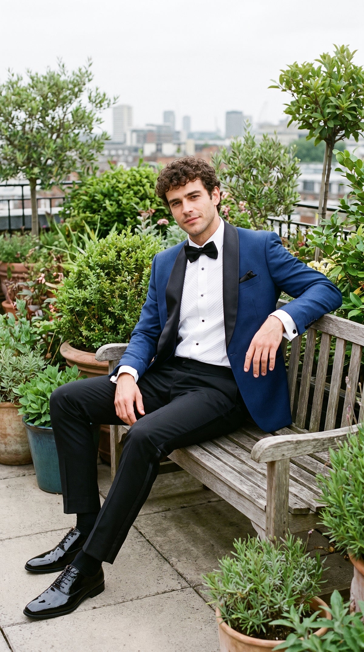 Look #800 styled with Aspen - Traje de esmoquin azul de dos piezas para hombre con cuello chal