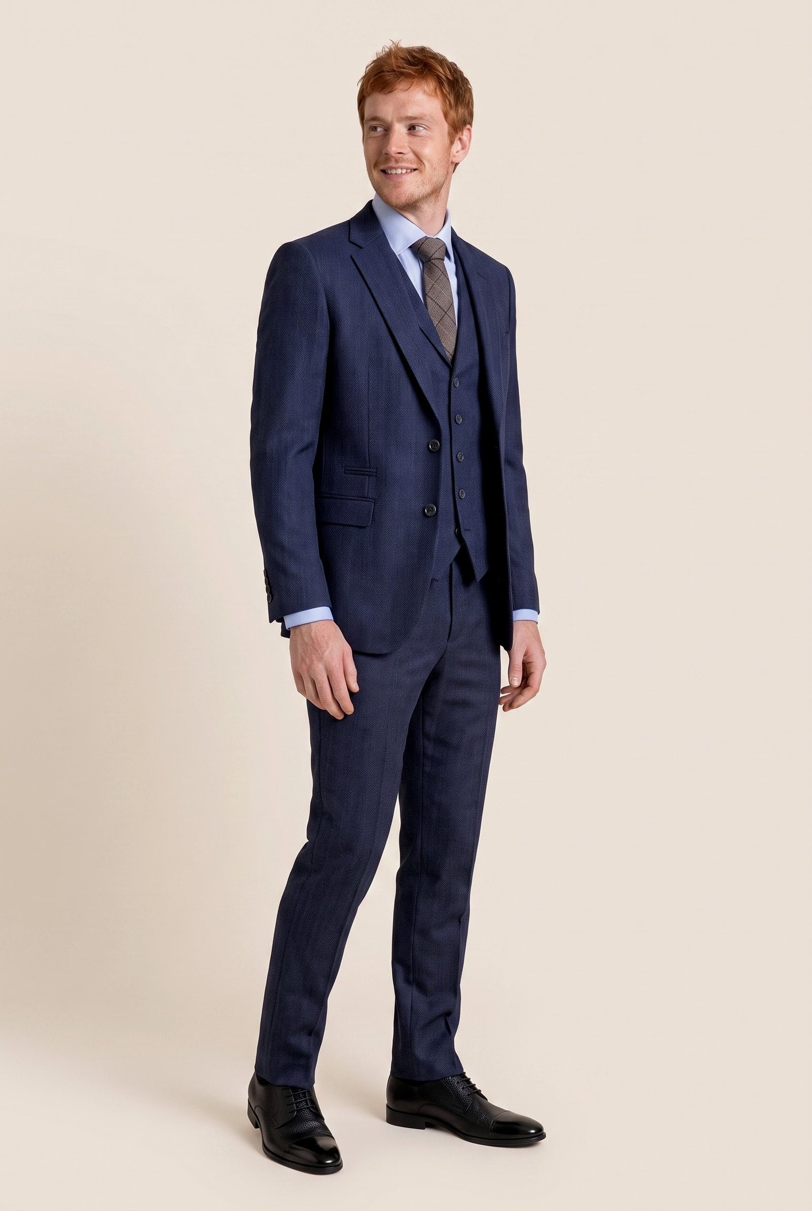 Look #987 styled with Traje de tres piezas para hombre de tweed azul marino con estampado de espiga.