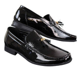 Zapatos de hombre negros de charol sin cordones con borlas