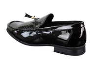 Zapatos de hombre negros de charol sin cordones con borlas