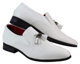 Zapatos de hombre de piel sintética blanca con estampado de piel de serpiente.