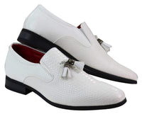 Zapatos de hombre de piel sintética blanca con estampado de piel de serpiente.