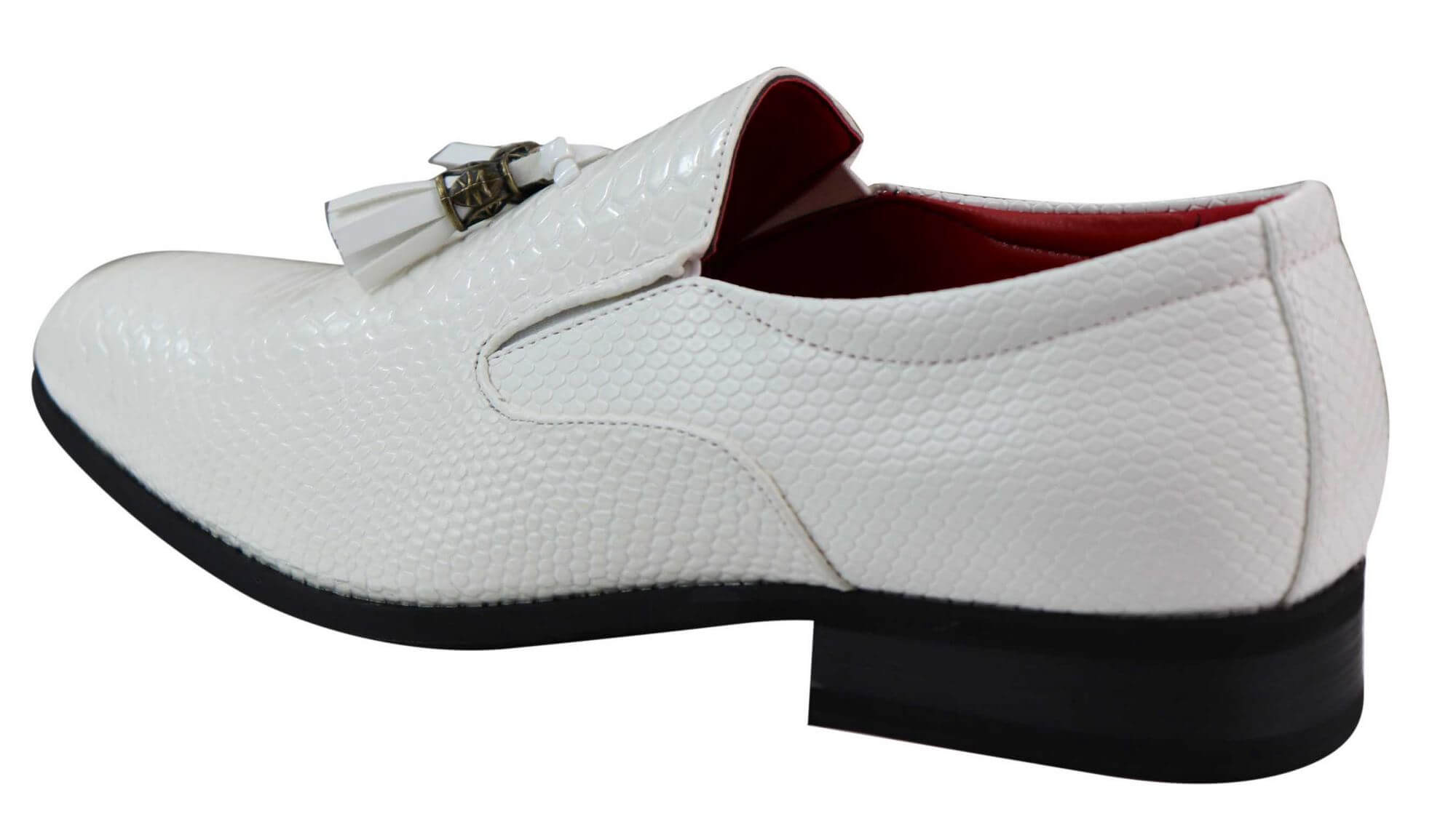 Zapatos de hombre de piel sintética blanca con estampado de piel de serpiente.