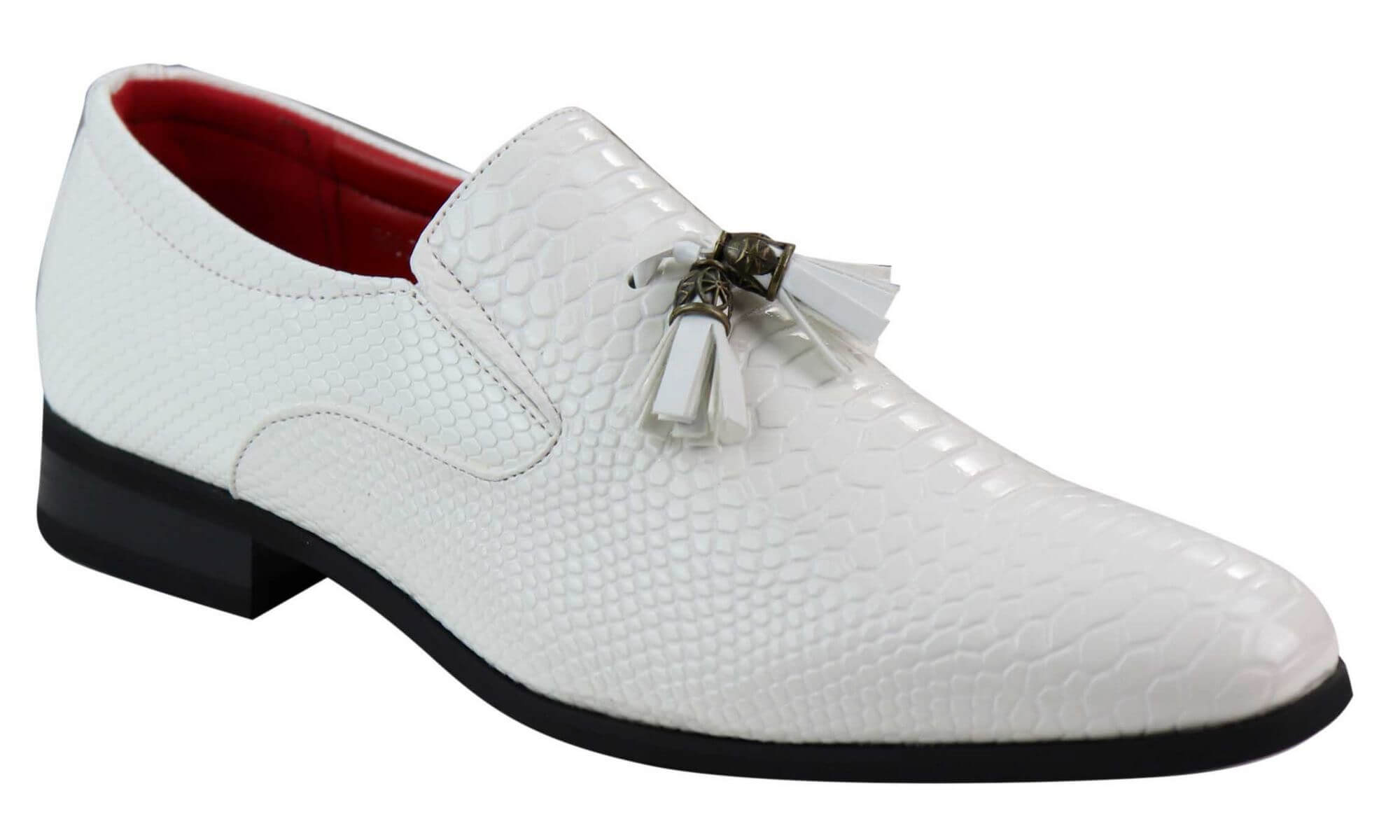Zapatos de hombre de piel sintética blanca con estampado de piel de serpiente.