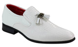 Zapatos de hombre de piel sintética blanca con estampado de piel de serpiente.