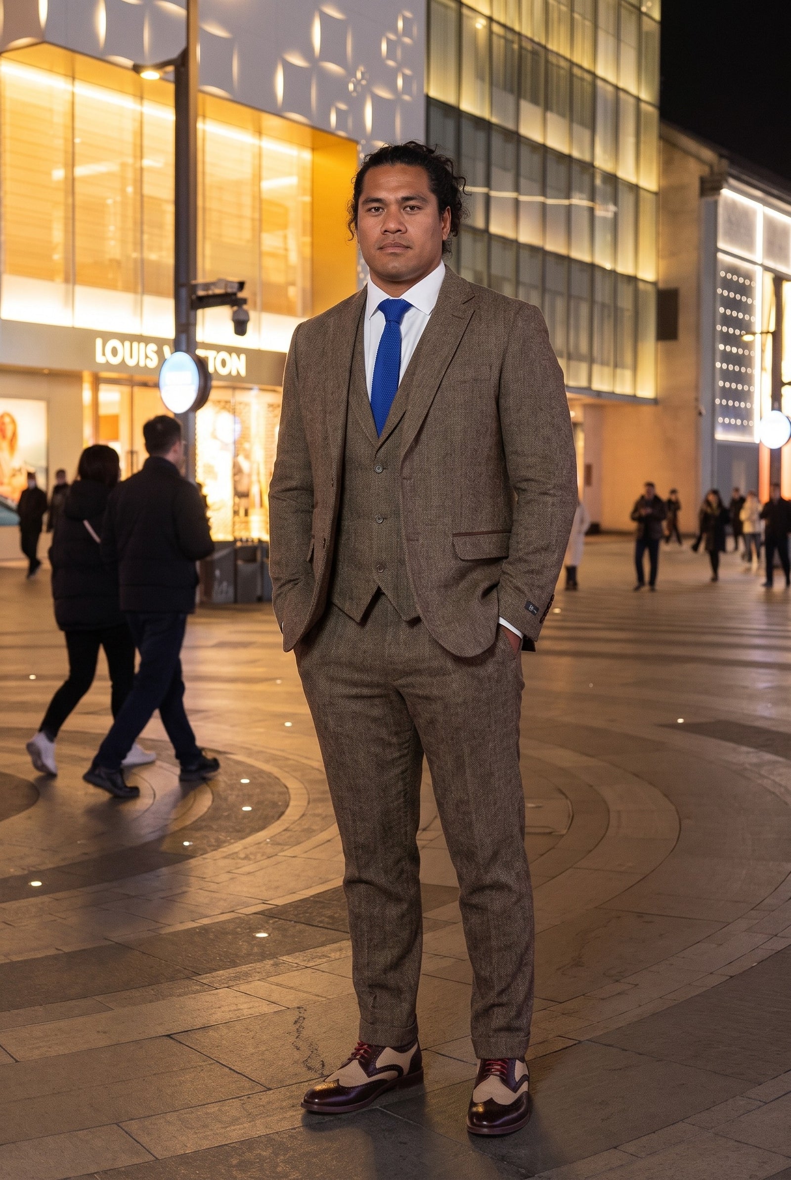 Look #966 styled with Traje de tres piezas de tweed de espiga color roble.