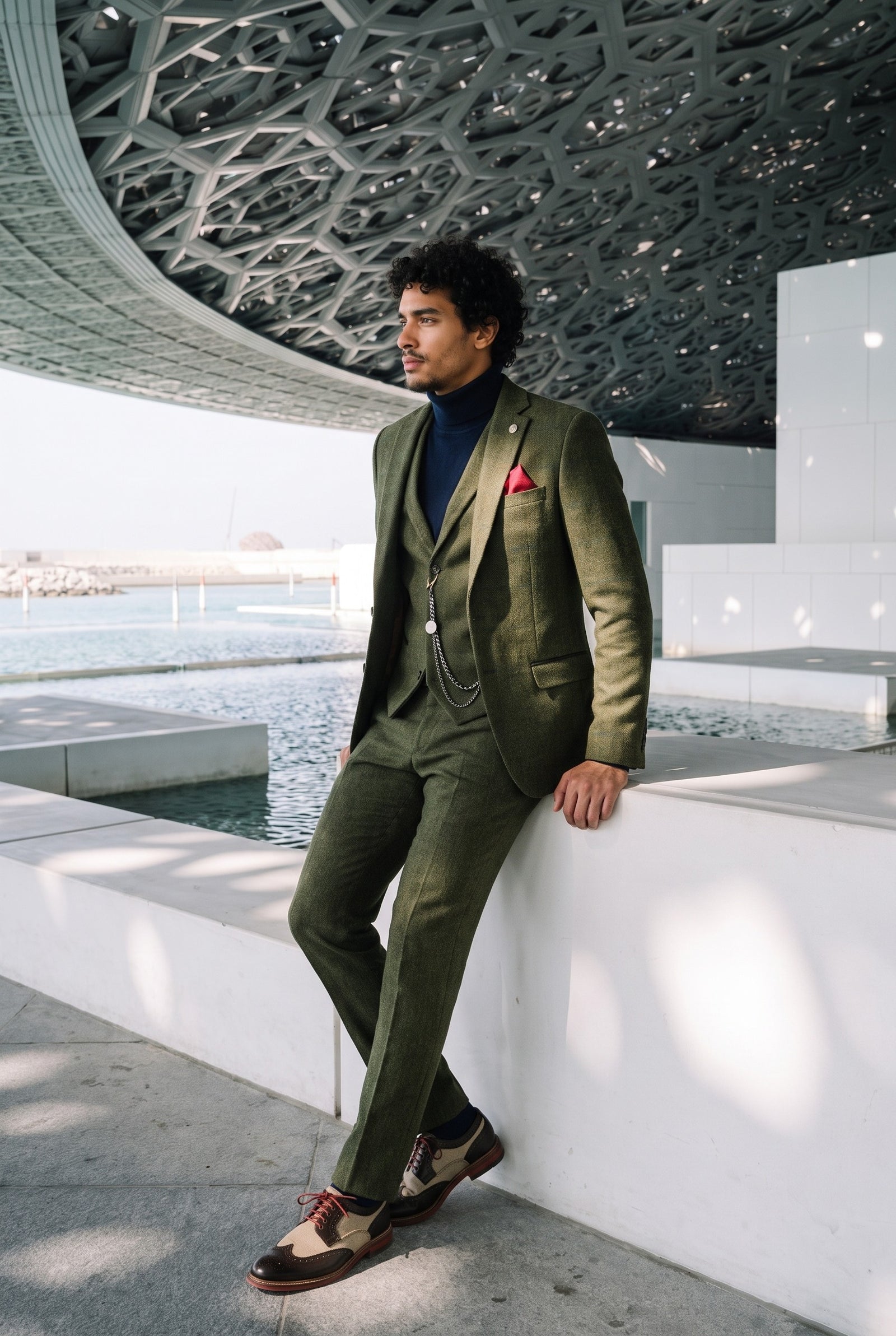 Look #706 styled with Traje de hombre de 3 piezas de lana tweed a cuadros verde, azul y marrón, estilo Gatsby de los años 20.