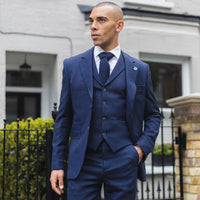 Traje de tres piezas para hombre de tweed azul marino con estampado de espiga.