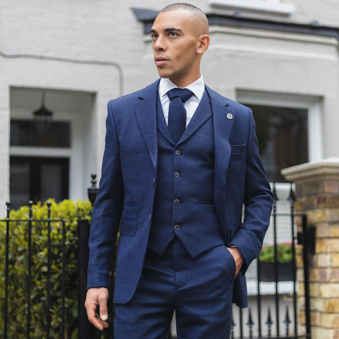 Traje de tres piezas para hombre de tweed azul marino con estampado de espiga.