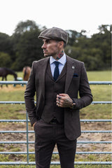 Traje de tres piezas para hombre de tweed marrón con estampado de espiga.
