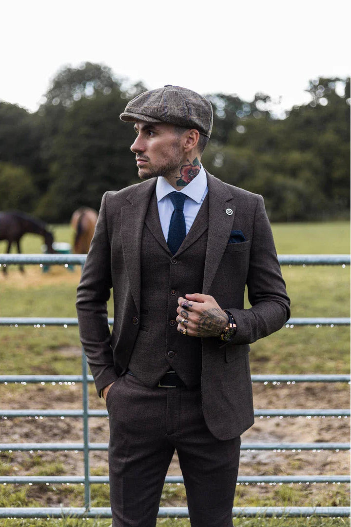 Traje de tres piezas para hombre de tweed marrón con estampado de espiga.