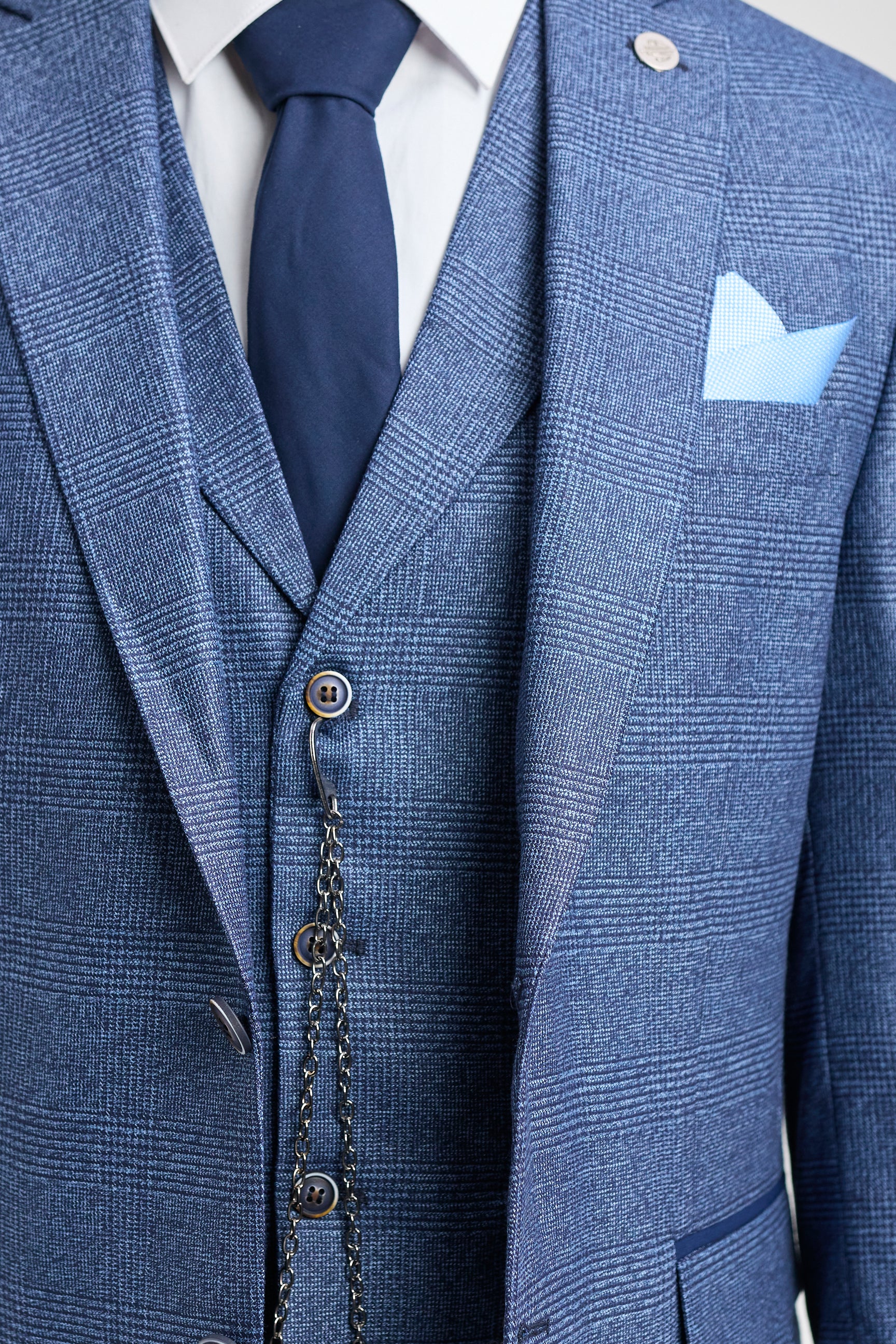 Traje de tres piezas a medida para hombre AK-09, estampado Príncipe de Gales azul.