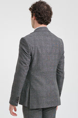 Traje de tres piezas para hombre, color gris con estampado de cuadros Glen.