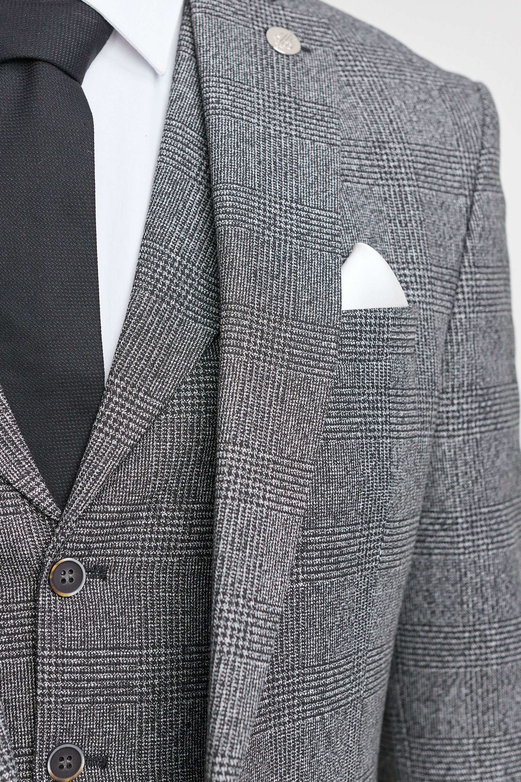 Traje de tres piezas para hombre, color gris con estampado de cuadros Glen.