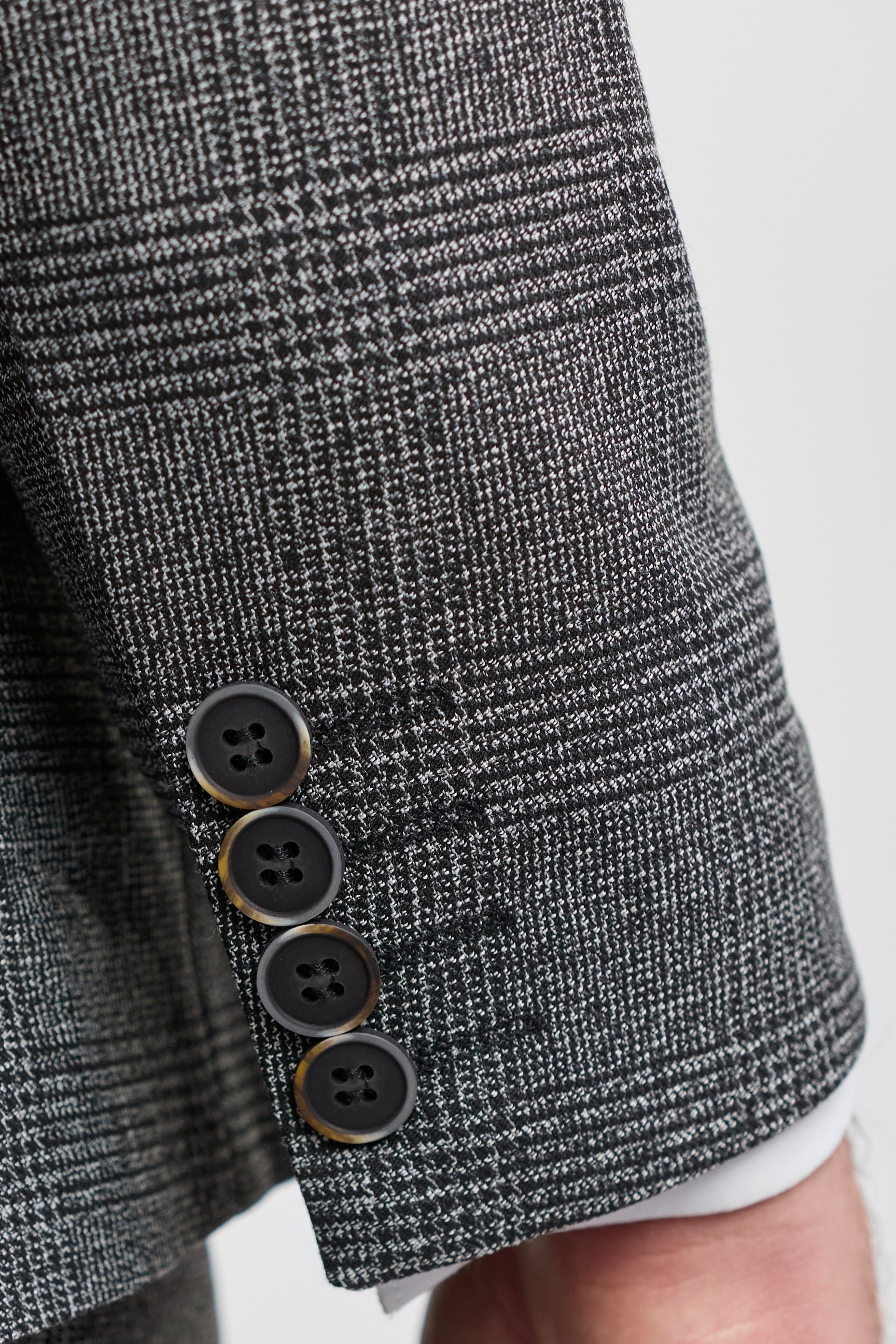 Traje de tres piezas para hombre, color gris con estampado de cuadros Glen.