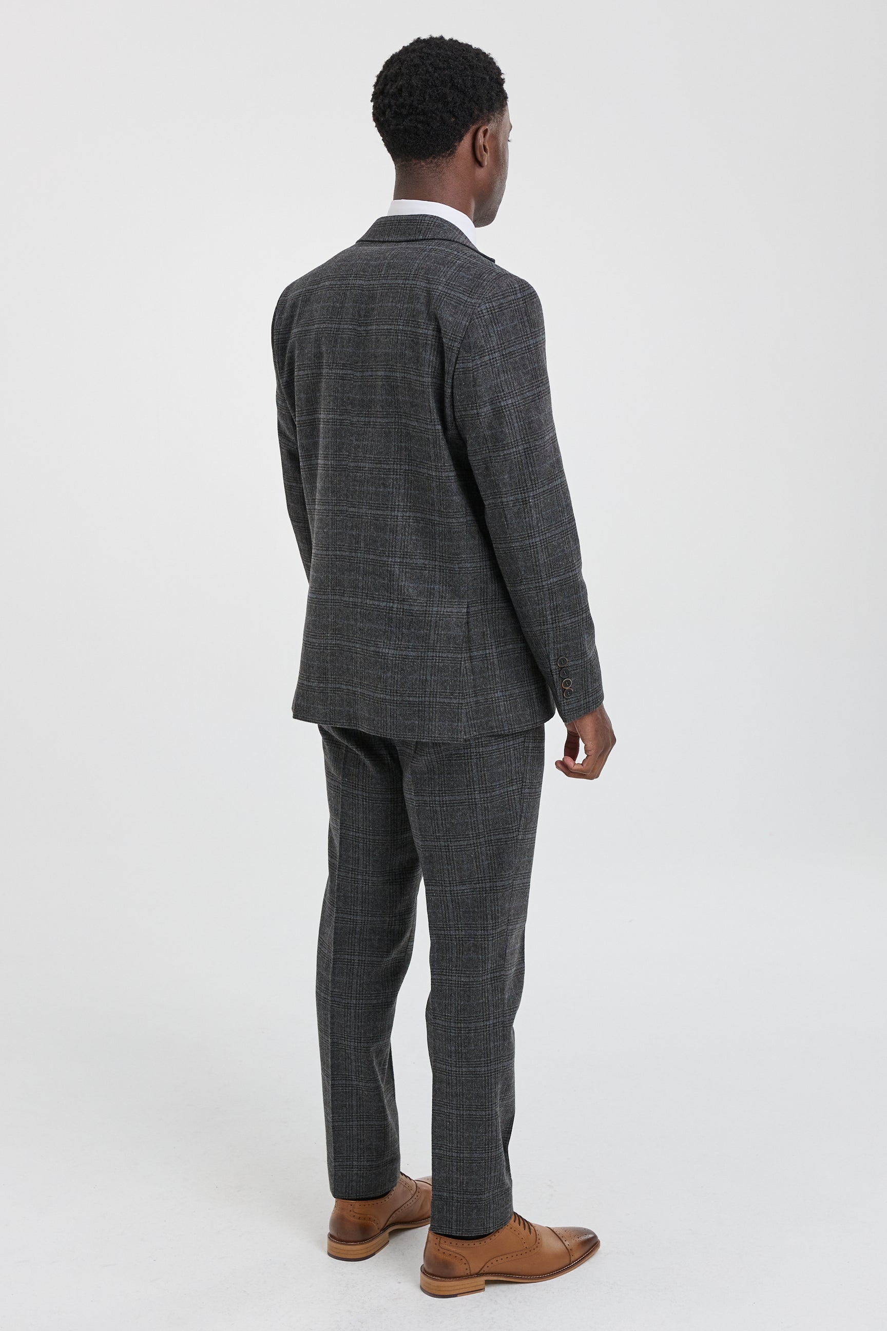Traje de tres piezas para hombre con estampado de cuadros escoceses grises