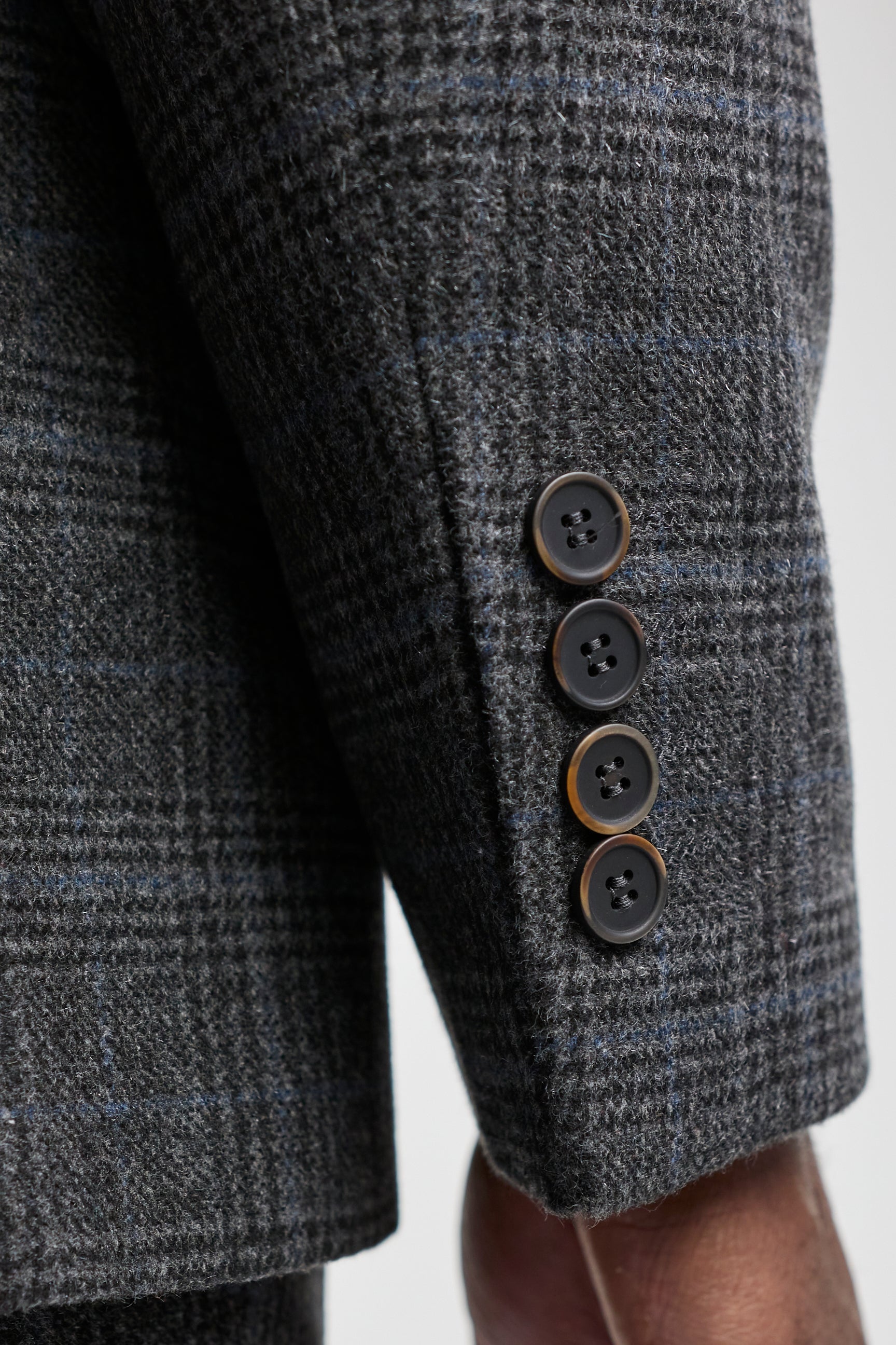 Traje de tres piezas para hombre con estampado de cuadros escoceses grises