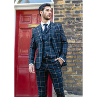 Traje de tres piezas para hombre, color azul marino con estampado de cuadros.