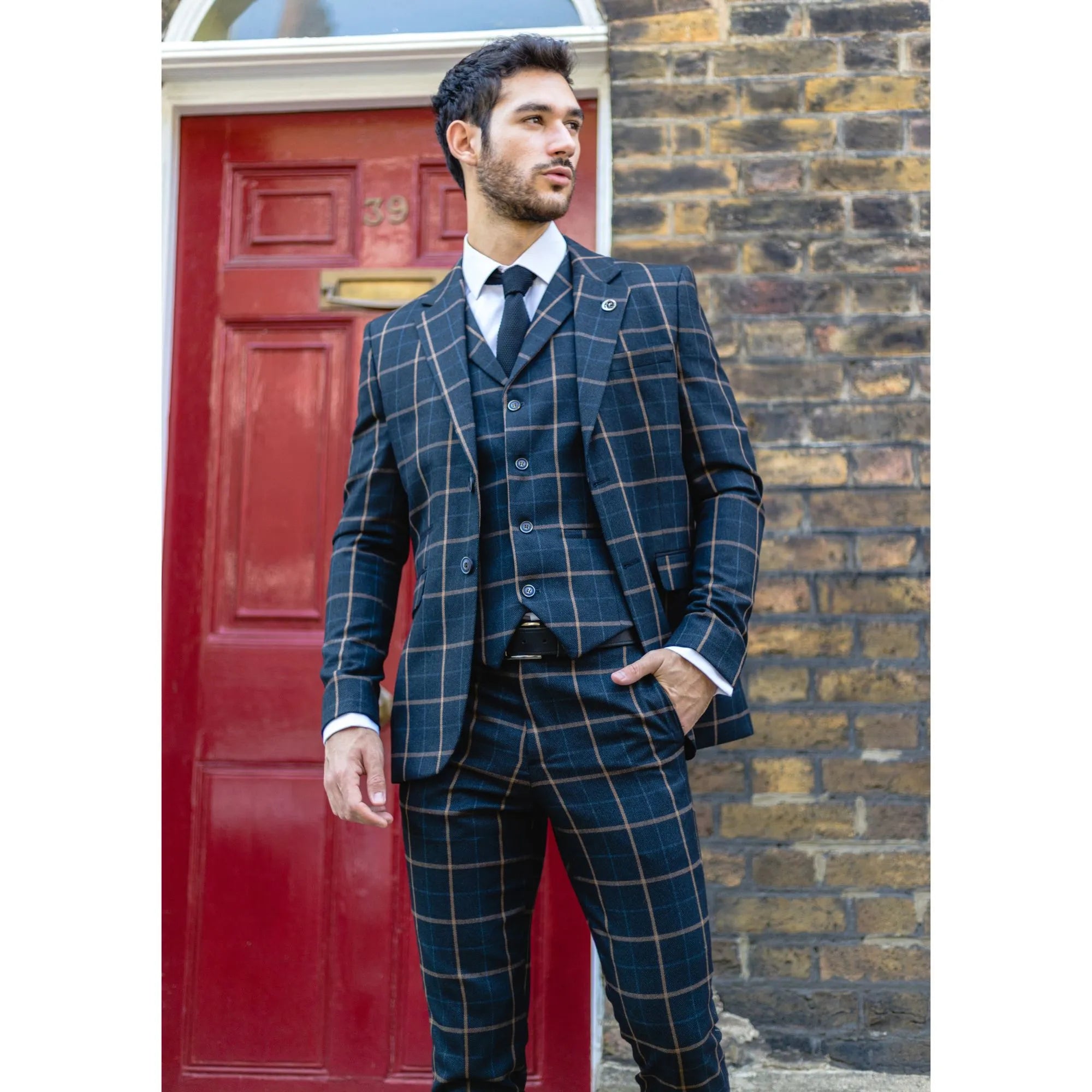 Traje de tres piezas para hombre, color azul marino con estampado de cuadros.