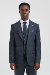 Traje de tres piezas para hombre con estampado de cuadros escoceses azules.