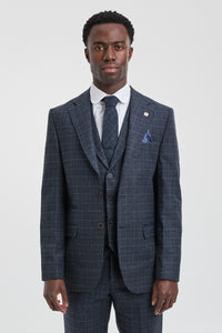 Traje de tres piezas para hombre con estampado de cuadros escoceses azules.