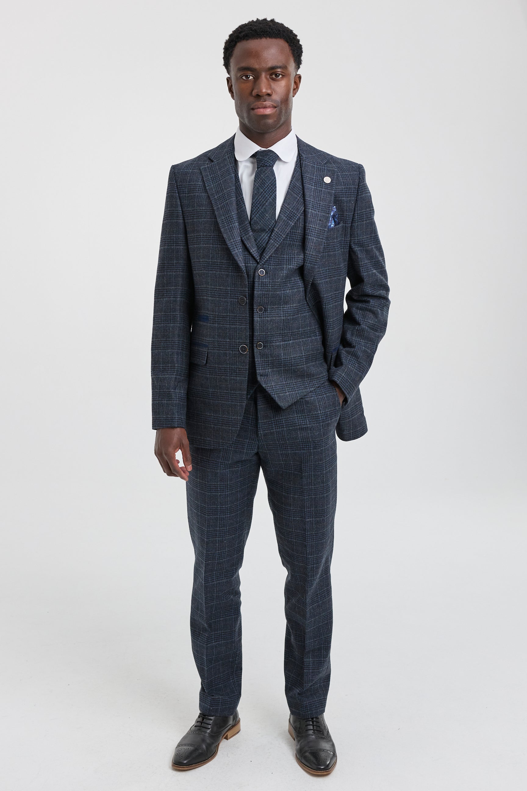 Traje de tres piezas para hombre con estampado de cuadros escoceses azules.