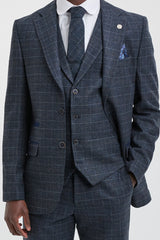 Traje de tres piezas para hombre con estampado de cuadros escoceses azules.
