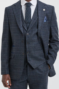 Traje de tres piezas para hombre con estampado de cuadros escoceses azules.