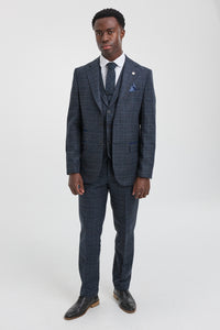 Traje de tres piezas para hombre con estampado de cuadros escoceses azules.