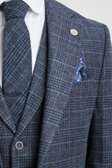 Traje de tres piezas para hombre con estampado de cuadros escoceses azules.