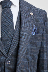 Traje de tres piezas para hombre con estampado de cuadros escoceses azules.